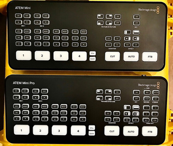 Прокат микшера от Rmedia в Киеве. На фото - внешнее сравнение двух пультов Blackmagic: ATEM Mini и ATEM Mini Pro. Главная их отличительная особенность в том, что видеомикшер с серией PRO может стримить без ноутбука / компьютера + имеет выход мультивью. Который позволяет на одном экране мониторить режиссёру все источники видеосигнала приходящие в пульт + программу