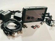 Blackmagic Video Assist 7 12G HDR в полной комплектации: видео кабель SDI, звуковой кабель mini XLR на XLR, аккумуляторы (тип Sony L), сетевой блок питания, высокоскоростные карты памяти SD, Arm для крепления и адаптер под "горячий башмак". Аренда видео рекордера 4K / Rmedia