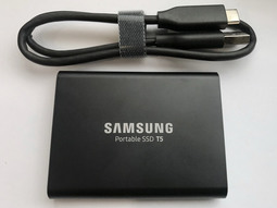 Твердотельный SSD T5 Samsung Portable на 1 ТБ с кабелем Type-C. Данный внешний накопитель - идеальное решение для съемки в 6К (устанавливается в специальную операторскую рукоятку SmallRig камеры Blackmagic Pocket 6K) - rental Rmedia