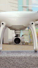 На дроне Phantom 4 впереди установлены два датчика, которые видят препятствие на расстоянии до 15 метров