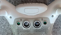 Модуль визуального позиционирования беспилотника Phantom 4 имеет два оптических и два ультразвуковых сенсора, которые улучшают безопасность полета и летные характеристики дрона