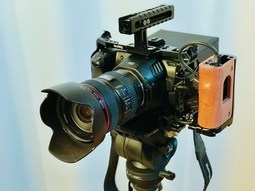 BlackMagic Pocket 6K с верхней ручкой и боковой деревянной рукояткой для оператора. В данную рукоятку установлен внешний винчестер SSD T5 на 1 ТБ ( аренда видеооборудования от студии Rmedia )