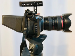 Камера Blackmagic Pocket 6K в клетке с ручкой и солнцезащитным козырьком SmallRig + объектив Canon 24-105 mm | rental RMEDIA
