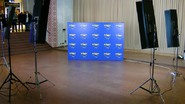 Свет для фотозоны. На площадке задействован мягкий бестеневой заполняющий свет Kino Flo 4 ft x 4 для освещения бренд-волла (аренда света от Rmedia)