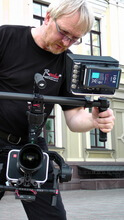 Руководитель студии Rmedia Радж Жоган тестирует работу электронного стедикама DJI Ronin