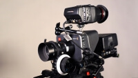 На камере Blackmagic Cinema 2.7K видоискатель производства фирмы TV Logic - ALPHATRON EVF-035W