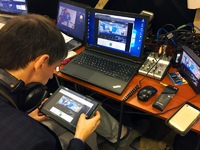 Инженер тестирует сигнал для проведения интернет трансляции (Мировой банк в Украине). Аренда техники для стрима от Rmedia 