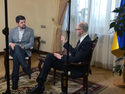 Корреспондент испанского телеканала RTVE, Луис Перес проводит интервью с Премьер-министром Украины, Арсением Яценюком