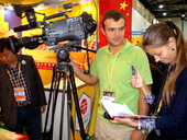 Телеоператор и журналист на выставке Apimondia 2013