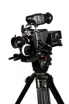 Цифровая камера Blackmagic Cinema, c объективом Nikkor 85 mm (1:1.8D) на РИГе Tilta: Follow focus, видоискатель ALPHATRON EVF-035W-3G, дополнительный аккумулятор ANTON BAUER (одновременно выполняет функцию противовеса)   