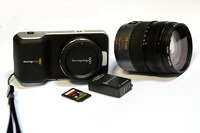 Цифровая кинокамера Blackmagic Pocket с объективом HD LUMIX (Panasonic) 14-140 mm, дополнительным аккумулятором и высокоскоростной картой памяти  SDXC на 64 Gb 