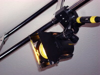 Осветительный прибор Dedolight DLH4-150D KIT 3200К подвешен на Super clamp