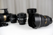 Объективы Nikkor. На переднем плане широкоугольный объектив Nikkor 14-24 mm, f 2.8