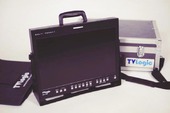 Монитор режиссерский HD TV Logic, 17 дюймов. Питание: от сети и аккумулятора. Комплектуется светозащитным козырьком