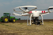 Пилот студии Rmedia управляет мультикоптером DJI PHANTOM 2 (Киев, Подол)
