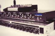 Усилитель для наушников Alesis MULTIMIX 6 CUE (на 6 каналов) и компрессор Behringer